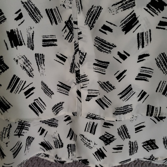 Metaphor | Patterned Sleeveless Blouse | Small - Picture 3 of 4